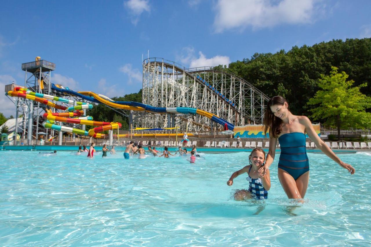 Six Flags Great Escape Lodge & Indoor Waterpark Куинсбери Экстерьер фото