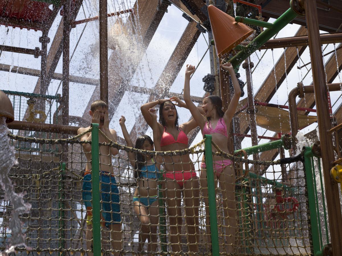 Six Flags Great Escape Lodge & Indoor Waterpark Куинсбери Экстерьер фото